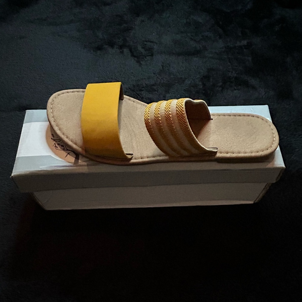 Woman’s yellow sandals with box size 6.5 !! 💛🩴